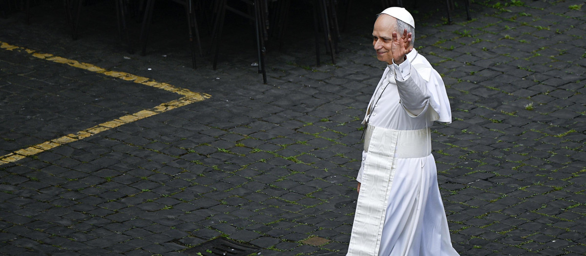 FOTODELDÍA - CIUDAD DEL VATICANO, 11/05/2025.- El Papa León XIV saluda a los fieles mientras camina hacia la Basílica de San Pedro antes de la oración Regina Coeli este domingo en el Vaticano. EFE/RICCARDO ANTIMIANI