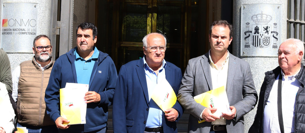 Representantes de COAG presentan una denuncia ante la CNMC por los precios en origen del aceite de oliva