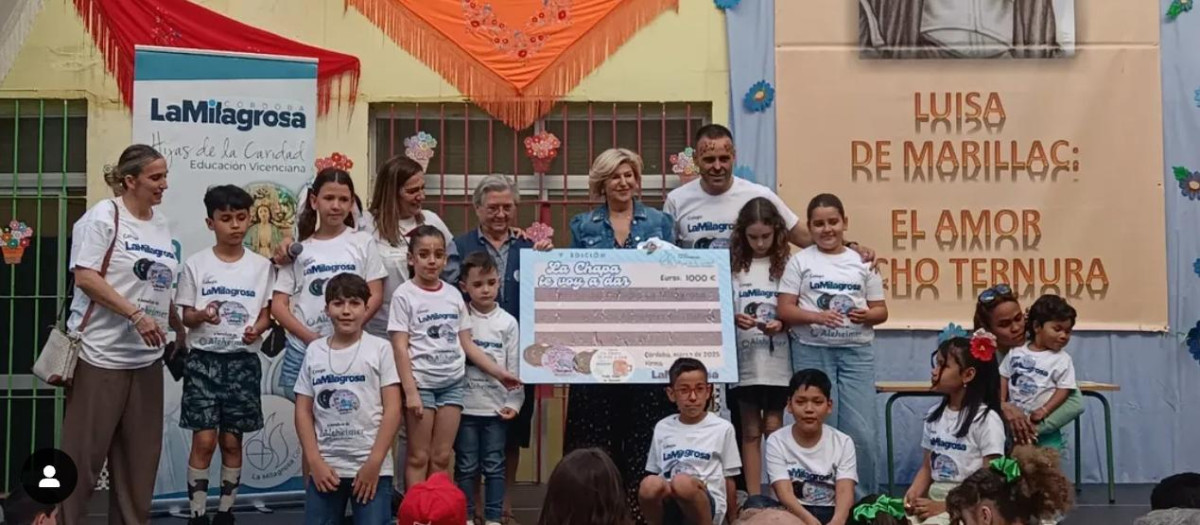 Entrega a Alzheimer-San Rafael del dinero recaudado por el colegio de la Milagrosa de Córdoba