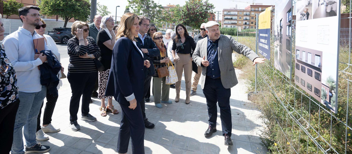 María José Catalá visita un edificio de viviendas públicas en Valencia