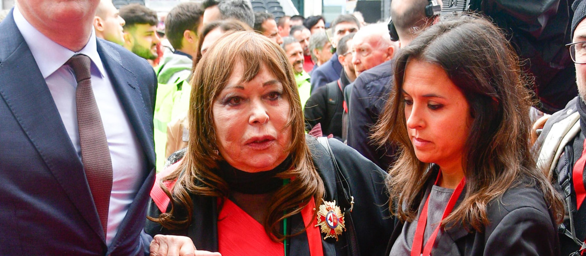 (Foto de ARCHIVO)
La cantante Massiel sale de la entrega de las Grandes Cruces de la Orden del Dos de Mayo, en la Puerta del Sol de Madrid, a 2 de mayo de 2025, en Madrid (España). El Consejo de Gobierno de la Comunidad de Madrid informó el pasado 9 de abril de 2025 de la concesión de la Gran Cruz de la Orden del Dos de Mayo a 13 personalidades, instituciones y entidades sociales como reconocimiento a su solidaridad y trayectorias profesionales ejemplares. Este acto institucional con motivo del Día de la Comunidad de Madrid por primera vez se ha celebrado íntegramente en la plaza de la Puerta del Sol.
Óscar Ortiz / Europa Press
MEDALLAS;2 DE MAYO;PERSONAJE;PREMIOS02 MAYO 2025
02/5/2025