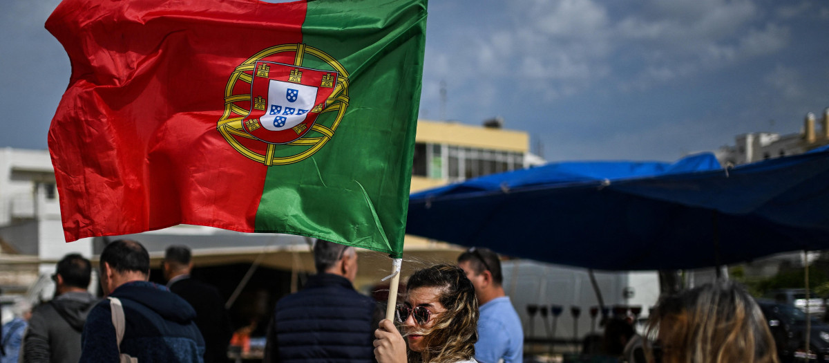 Un miembro de Chega! con una bandera portuguesa