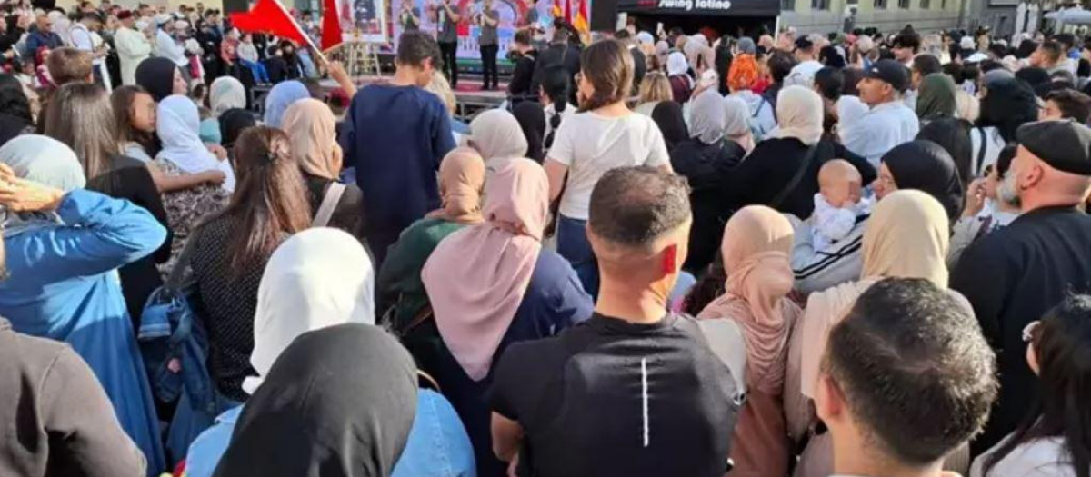 Celebración del Festival Marruecos en Tarragona. Al fondo, el escenario presidido por un retrato del rey Mohamed VI