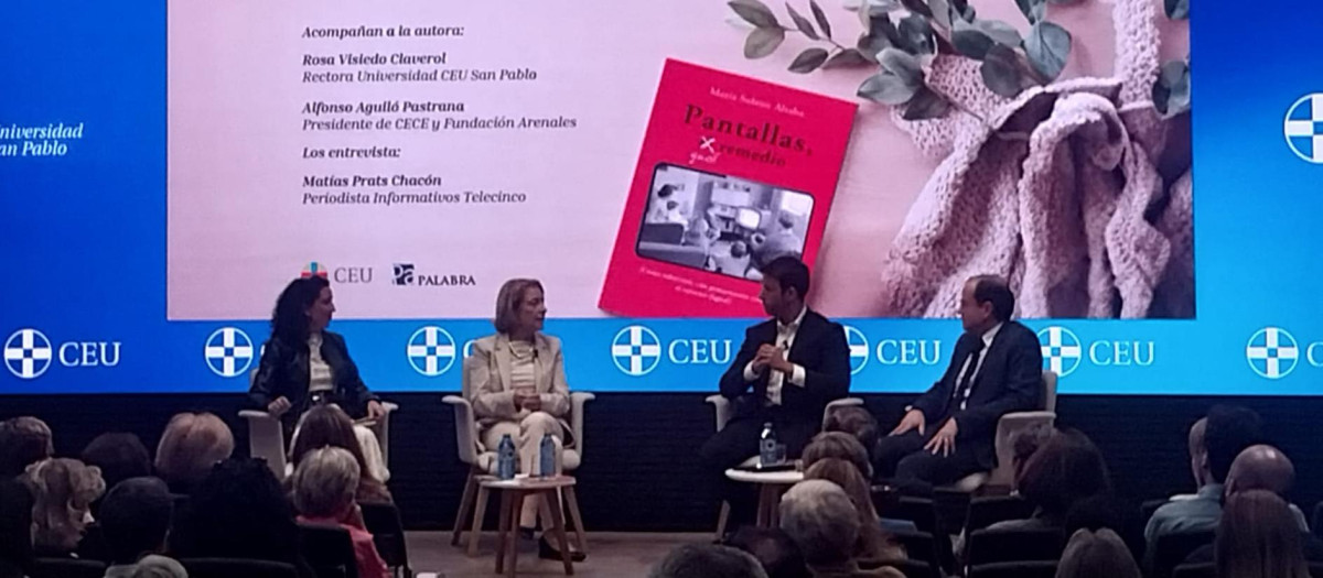 María Solano, autora de 'Pantallas, qué remedio', presenta su libro en el CEU