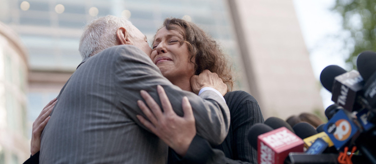 El abogado Mark Geragos abraza a Anamaria Baralt, prima de Erik y Lyle Menéndez