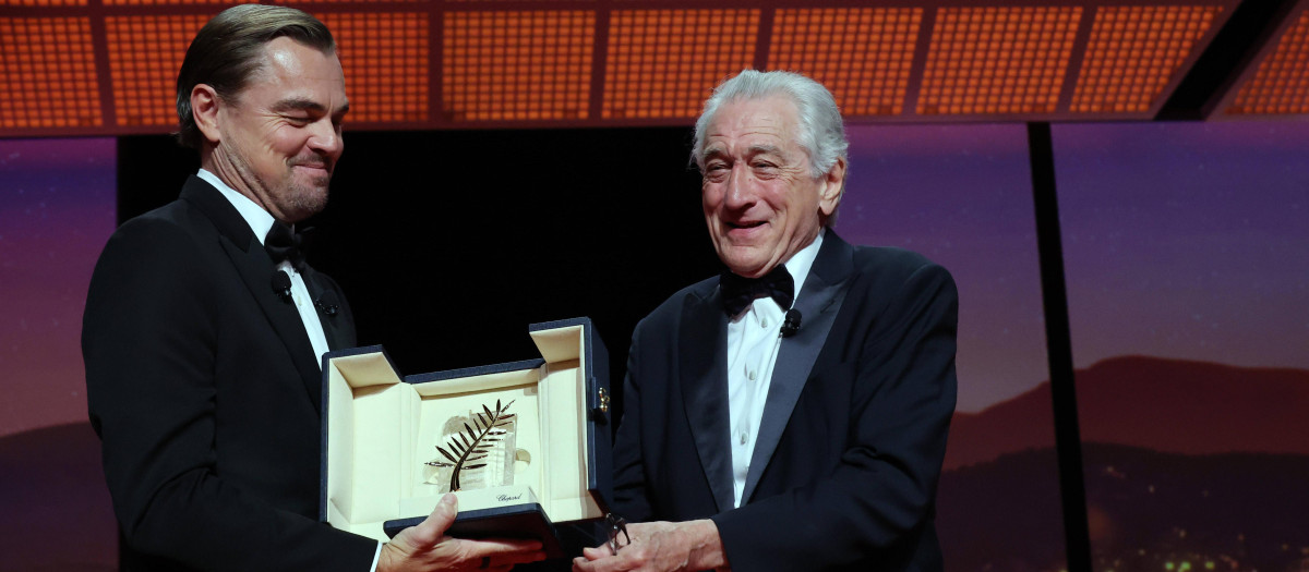 Leonardo DiCaprio entregándole la Palma de Oro de Honor de Cannes a Robert De Niro