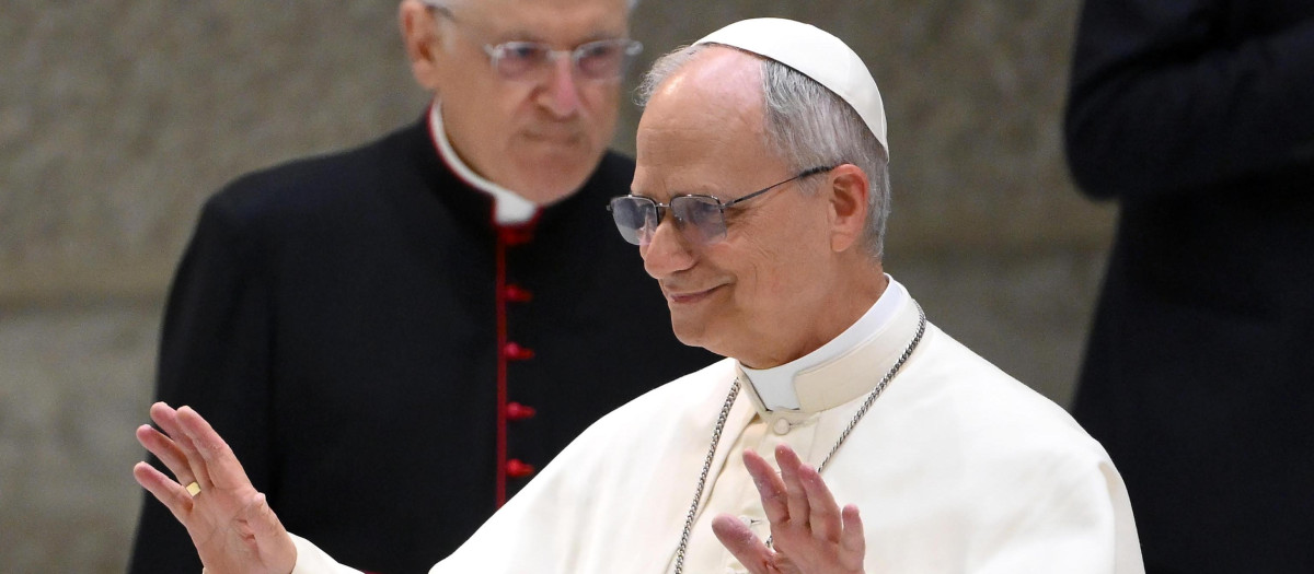 FOTODELDÍA CIUDAD DEL VATICANO (Santa Sede), 12/05/2025.- El Papa León XIV llega a una audiencia con miembros de los medios de comunicación en el Aula Pablo VI de la Ciudad del Vaticano, este lunes.-EFE/ Ettore Ferrari