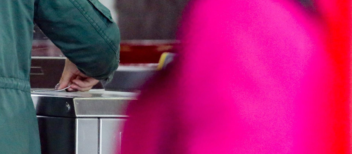Una mujer fichando en una empresa.