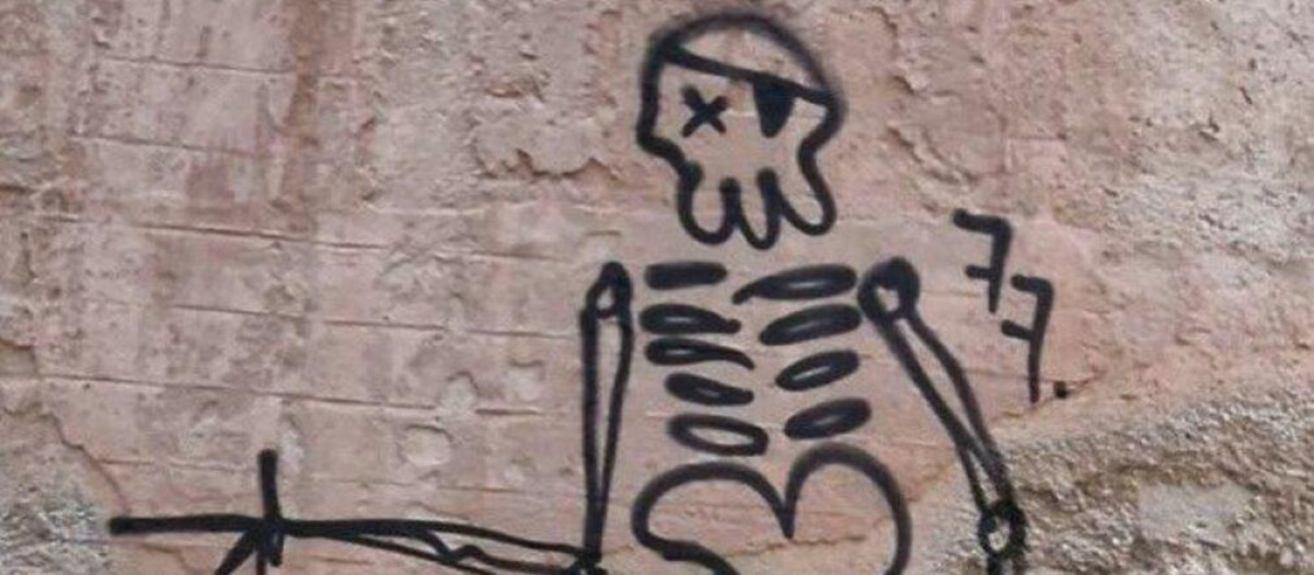 Se han detectado una veintena de pinturas que no sólo afean el entorno sino que también provocan daños en el patrimonio