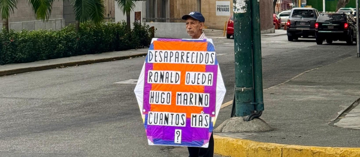 Un artista venezolano reclama (con una cometa) en Caracas información sobre varios opositores desaparecidos