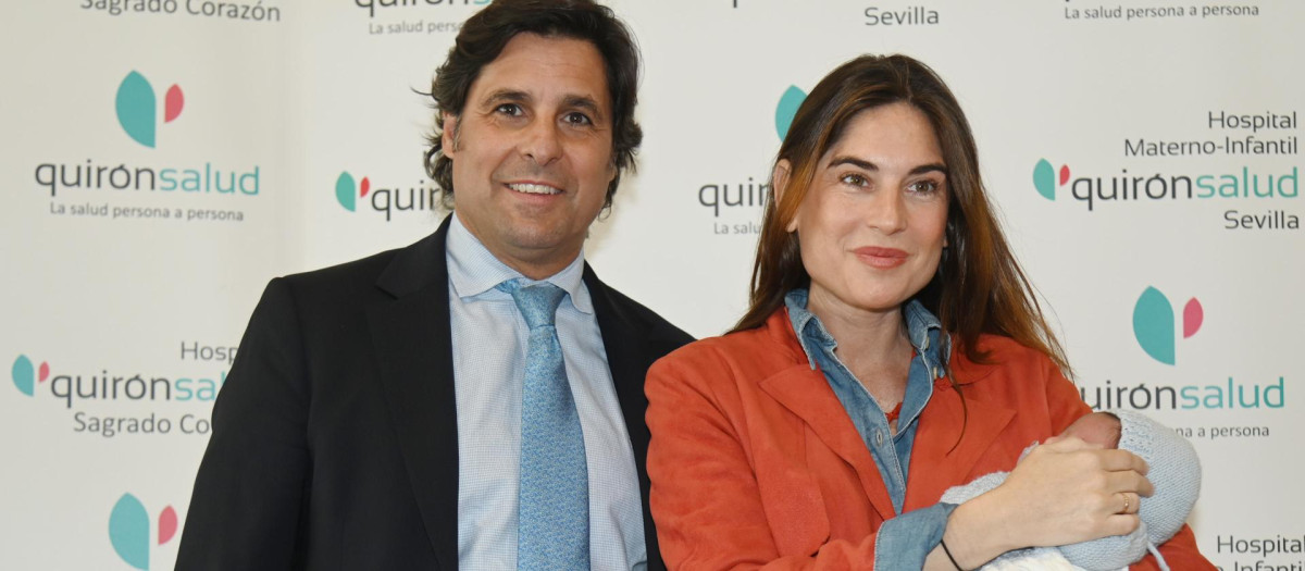 Francisco Rivera Ordoñez y Lourdes Montes con su hijo