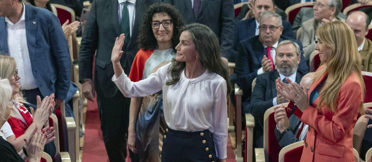 La Reina, a su llegada al Teatro Romea de Murcia donde ha presidido la entrega de Distinciones 2025 de Cruz Roja Española