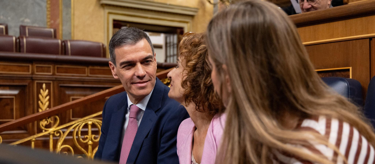 El presidente y las vicepresidentas Montero y Aaegesen, este miércoles en el Congreso