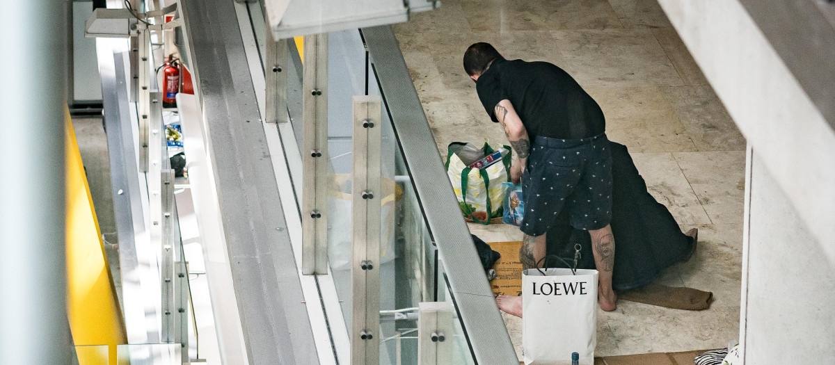 Una persona se prepara para pernoctar en la T4 del Aeropuerto Adolfo Suárez-Madrid Barajas