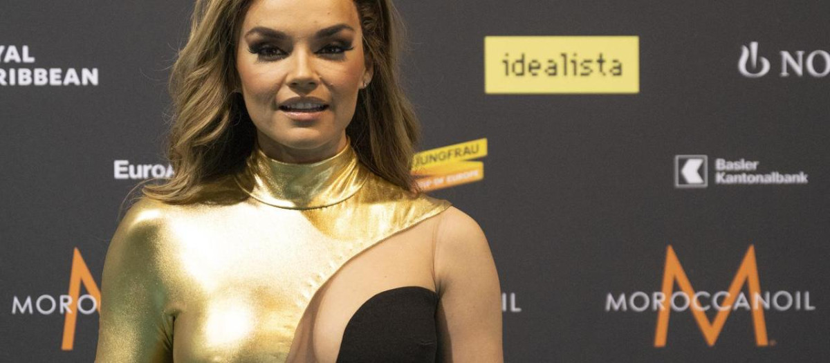 Melody, en la alfombra turquesa de presentación de Eurovisión 2025