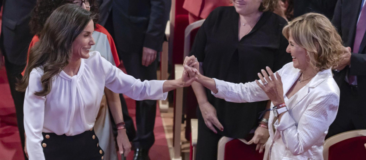 MURCIA, 14/05/2025.- La reina Letizia saluda a la periodista de TVE Almudena Ariza (d), a su llegada este miércoles al Teatro Romea de Murcia, donde ha presidido la entrega de Distinciones 2025 de Cruz Roja Española, con motivo del Día Internacional de Cruz Roja. EFE/Marcial Guillén