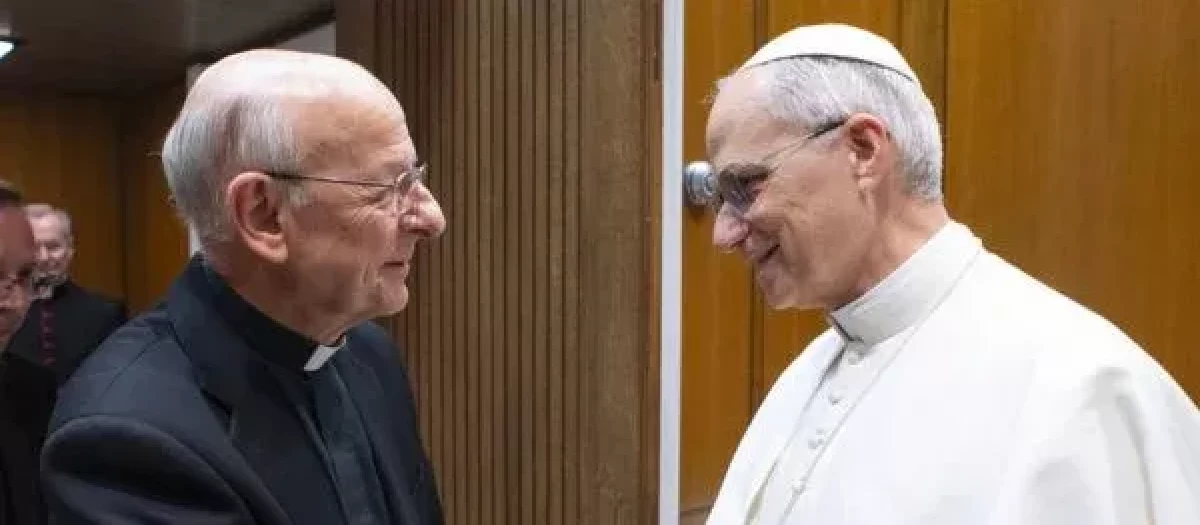 León XIVl saluda al prelado del Opus Dei