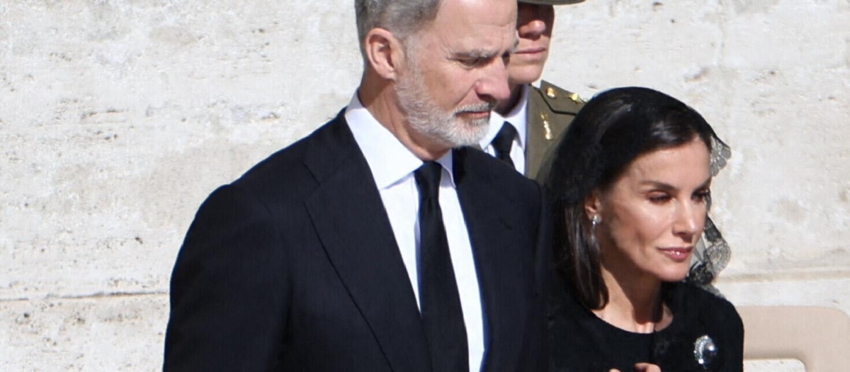 Felipe VI y doña Letizia en el funeral del Papa Francisco