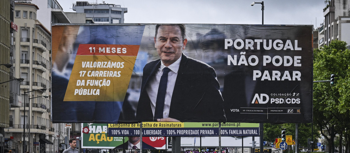 Carteles a favor de Luís Montenegro en las calles de Lisboa