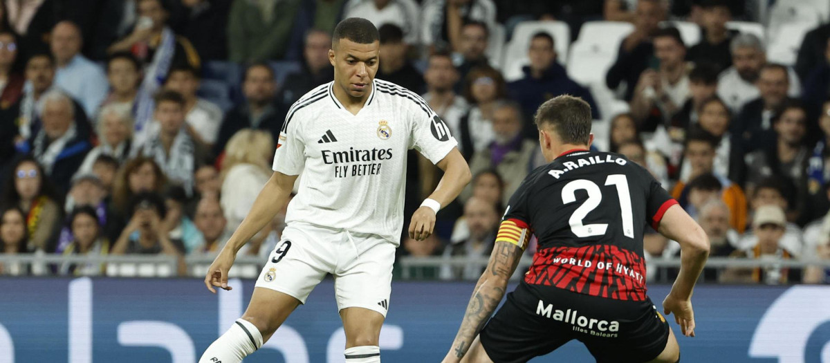 Mbappé encara a Raíllo en el partido frente al Mallorca