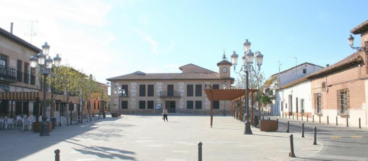 Plaza de la Constitución y Ayuntamiento de El Casar, en Guadalajara