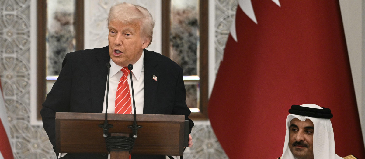 El emir de Qatar, el jeque Tamim bin Hamad al-Thani (derecha), aplaude un discurso del presidente estadounidense Donald Trump (izquierda) al inicio de una cena de estado en el Palacio de Lusail en Doha