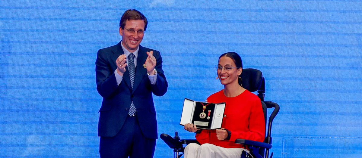 El alcalde de Madrid, José Luis Martínez-Almeida junto con la nadadora Teresa Perales
