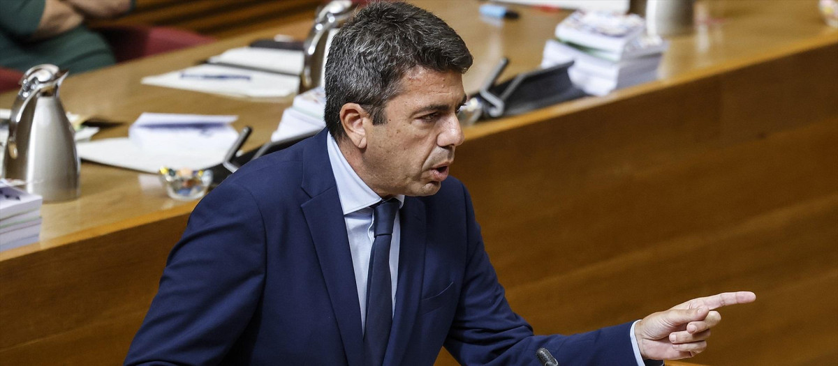 El presidente de la Generalitat valenciana, Carlos Mazón, interviene durante una sesión de control en las Cortes Valencianas