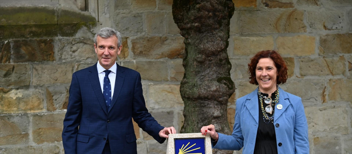 La teniente de alcalde Amaia Arregi, y el presidente de la Xunta de Galicia, Alfonso Rueda
