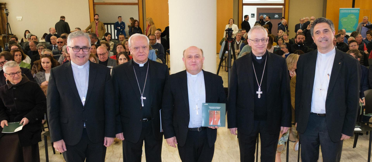 Los obispos de las distintas diócesis de Galicia, de izda a dcha: Antonio José Valín Valdés, de Tui-Vigo, Leonardo Lemos Montanet, de Ourense, Jesús Prieto, arzobispo de Santiago, Alfonso Carrasco Rouco, obispo de Lugo, y Fernando García, de Mondoñedo (Ferrol), durante la presentación de las actividades de la Iglesia, este jueves en Santiago de Compostela. EFE/Xurxo Martínez