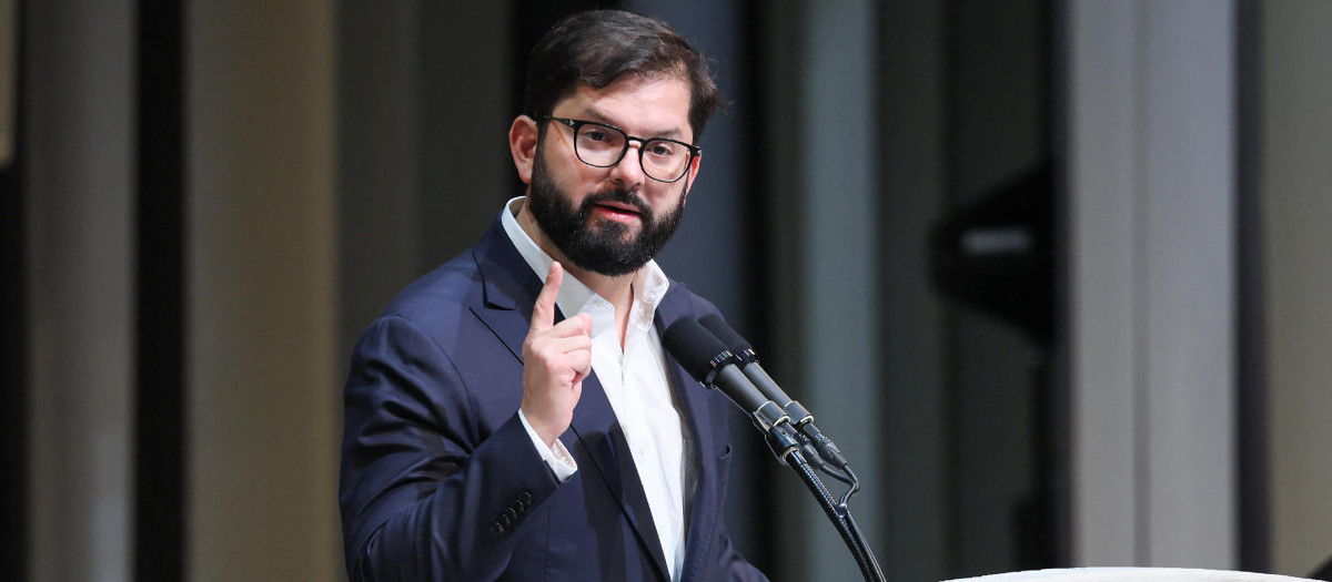 El presidente de Chile, Gabriel Boric, pronuncia un discurso para conmemorar el Día Nacional de Chile durante una ceremonia en la Expo Osaka