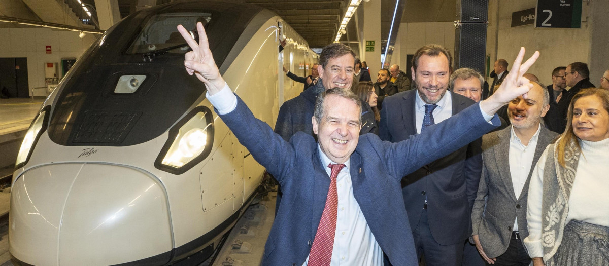El alcalde de Vigo celebra la llegada de un tren Avril de alta velocidad, en enero de 2024