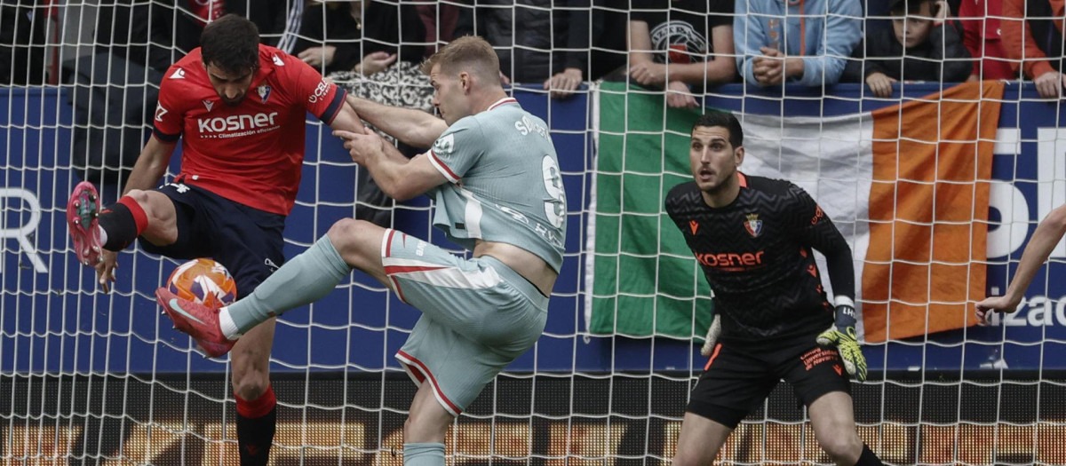 El defensa del Osasuna Alejandro Catena (i) intenta despejar un disparo del delantero noruego del Atlético de Madrid Alexander Sørloth
