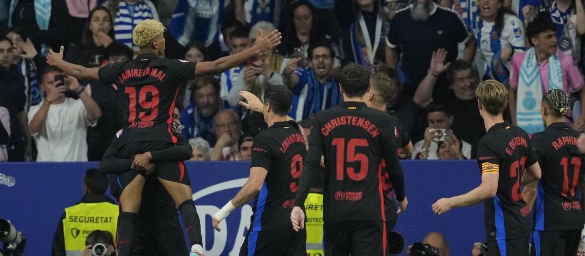 Los jugadores del Barcelona celebran el gol de Lamine Yamal