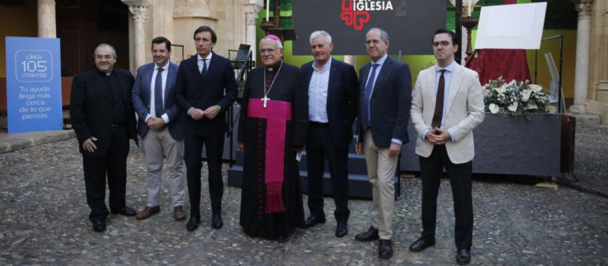El obispo de Córdoba, Demetrio Fernández, con directivos de Cáritas y los galardonados