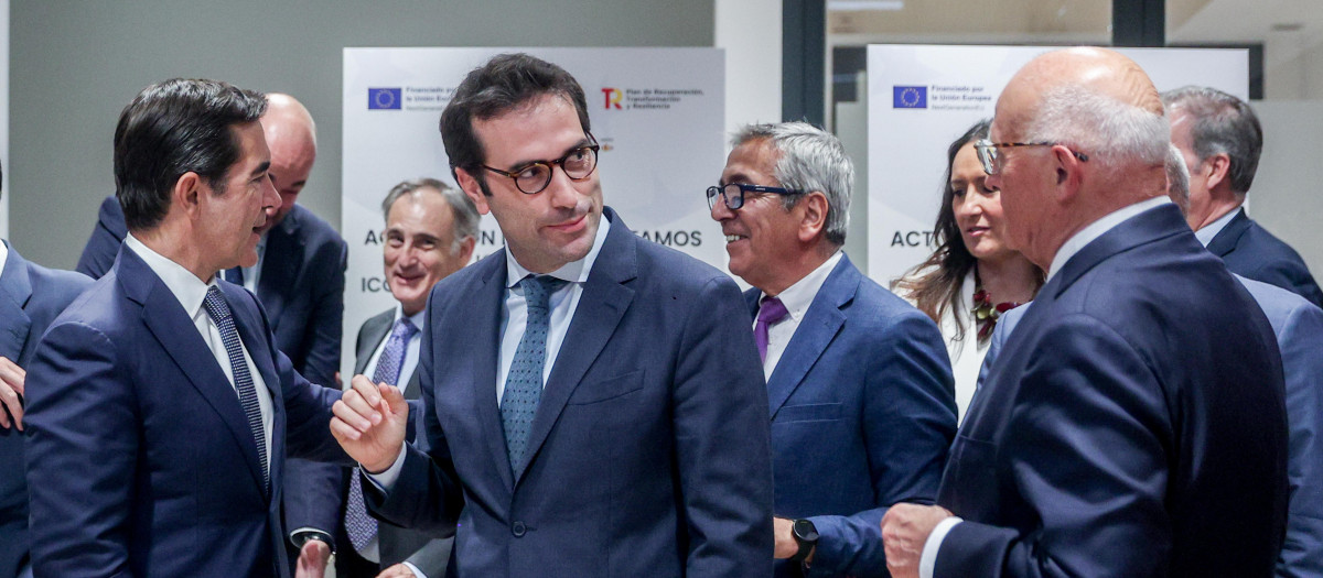 El presidente del BBVA, Carlos Torres Vila; el ministro de Economía, Comercio y Empresa, Carlos Cuerpo, y el presidente del Banco Sabadell, Josep Oliu