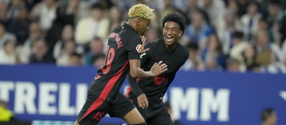 Lamine Yamal celebra su gol con Balde, durante el Espanyol - Barcelona