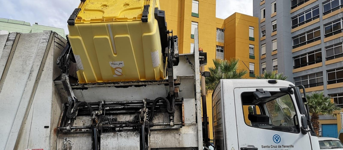 Un camión del servicio municipal de limpieza del Ayuntamiento de Santa Cruz de Tenerife recoge los envases plásticos del contenedor amarillo