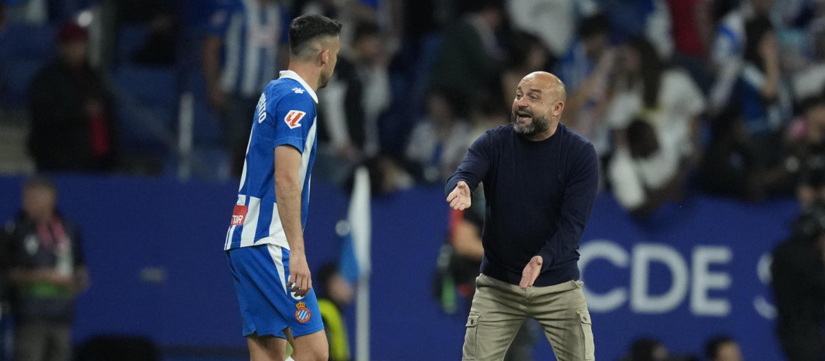 El entrenador del Espanyol, Manolo González (d), durante el Espanyol - Barcelona