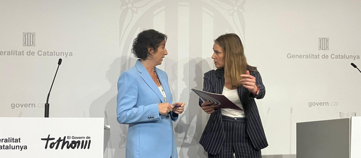 La consejera de Economía, Alícia Romero, y la líder de los Comunes, Jéssica Albiach, durante la presentación del acuerdo