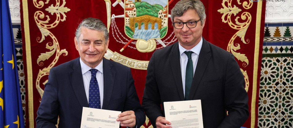 El consejero Antonio Sanz y el alcalde de Puente Genil, Sergio Velasco