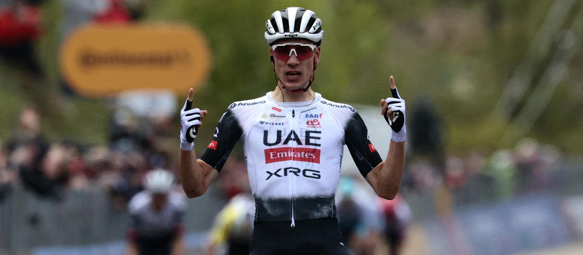 Juan Ayuso celebra la victoria