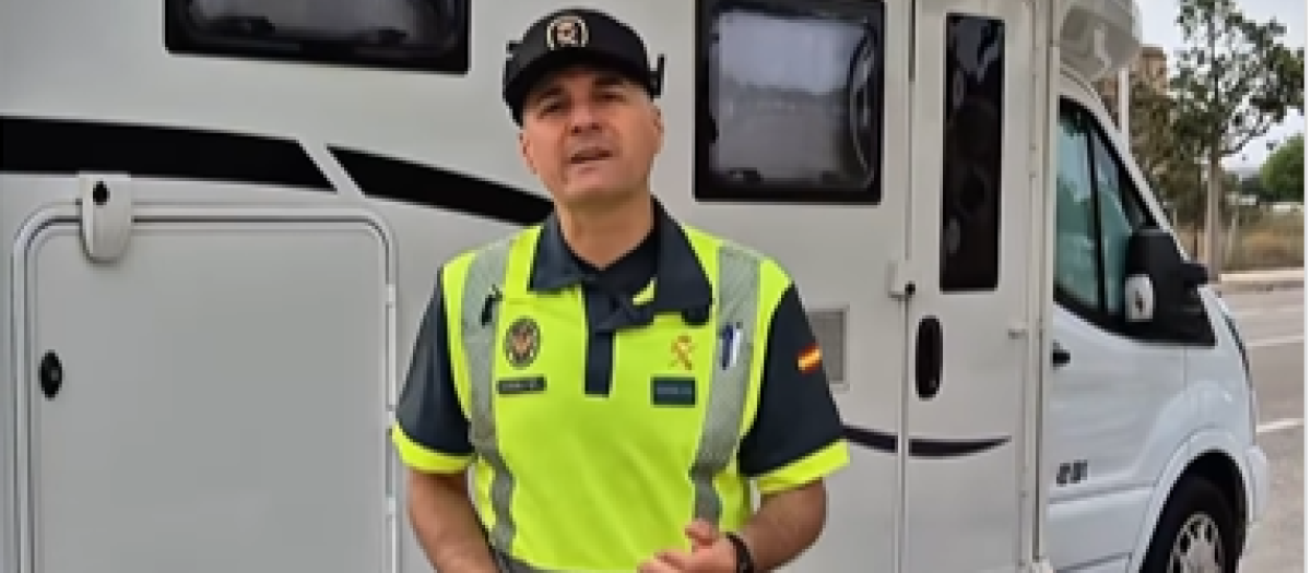 El agente en un fotograma del vídeo
