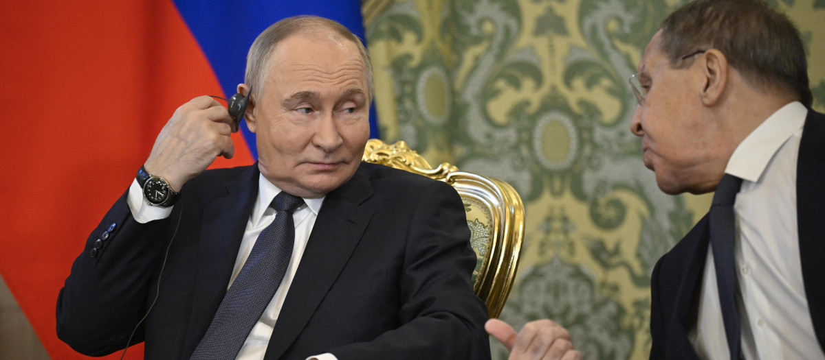 El presidente ruso, Vladimir Putin, escucha al ministro de Asuntos Exteriores, Serguéi Lavrov, en Moscú