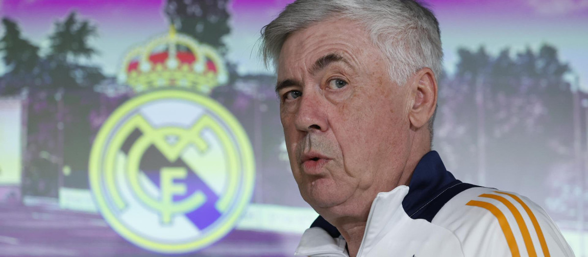 Carlo Ancelotti ofrece una rueda de prensa después del entrenamiento del equipo