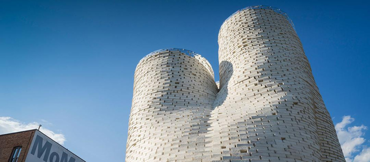 Proyecto arquitectónico Hy-Fi, en Nueva York, que utiliza micelio de hongos como material de construcción