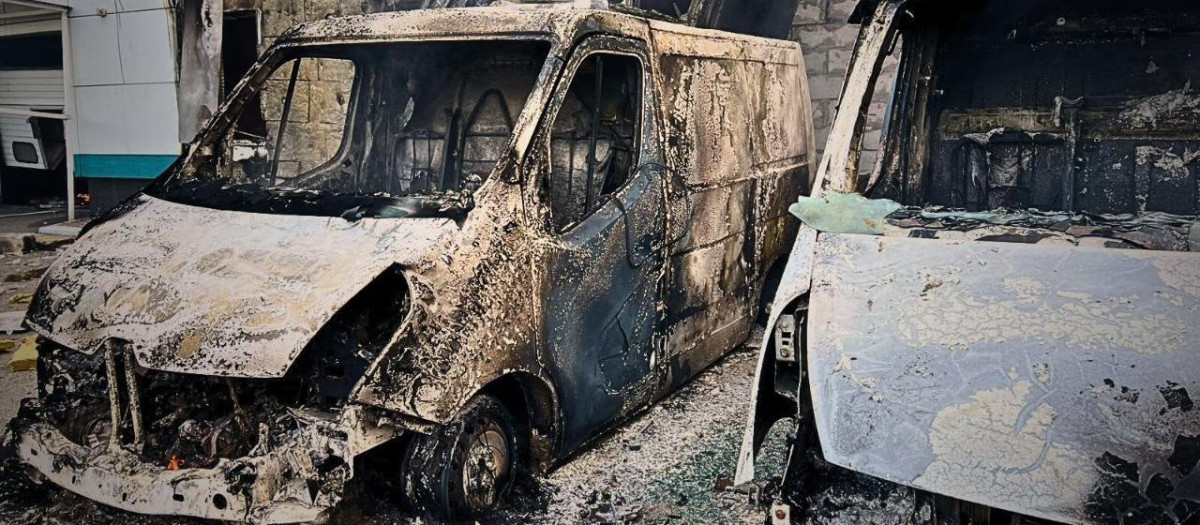 This handout photograph taken and released by Ukrainian State Emergency Service on May 18, 2025, shows burned vehicles parked near a civilian building following drone attacks on the Kyiv region, amid Russian invasion in Ukraine. Ukraine's air force said on May 18, it had intercepted 88 of 273 drones launched by Russia overnight, hitting in particular the Kyiv region. (Photo by Handout / Ukrainian State Emergency Service / AFP) / RESTRICTED TO EDITORIAL USE - MANDATORY CREDIT "AFP PHOTO /UKRAINIAN STATE EMERGENCY SERVICE " - HANDOUT - NO MARKETING NO ADVERTISING CAMPAIGNS - DISTRIBUTED AS A SERVICE TO CLIENTS