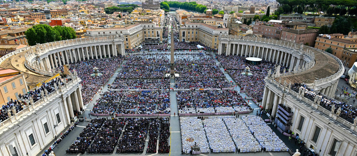 A general view shows people attending a Holy mass led by Pope Leo XIV for the beginning of his pontificate, in St Peter's square in The Vatican on May 18, 2025. (Photo by Alberto PIZZOLI / AFP)