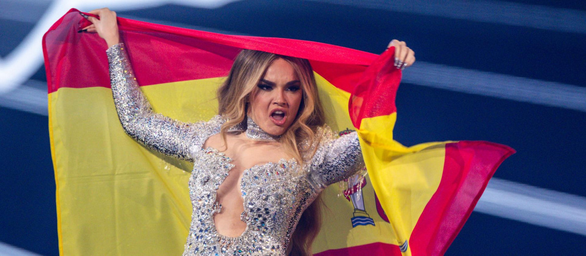 Melody con la bandera de España en Eurovisión