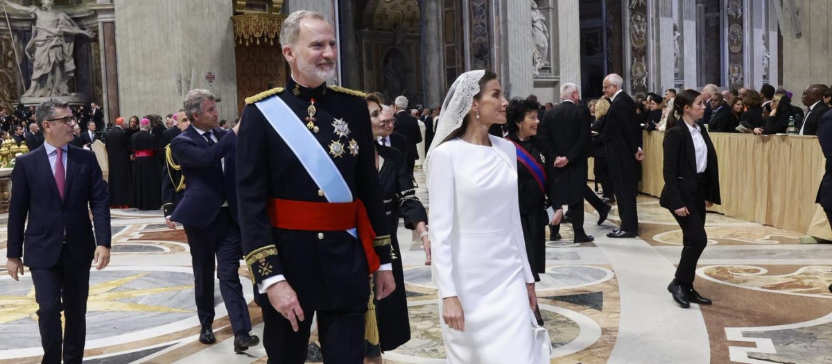 Don Felipe y Doña Letizia acuden a saludar al Papa